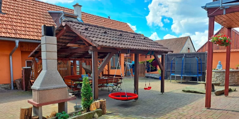Statek u Červené Lhoty: až pro 6 osob, sauna a koně