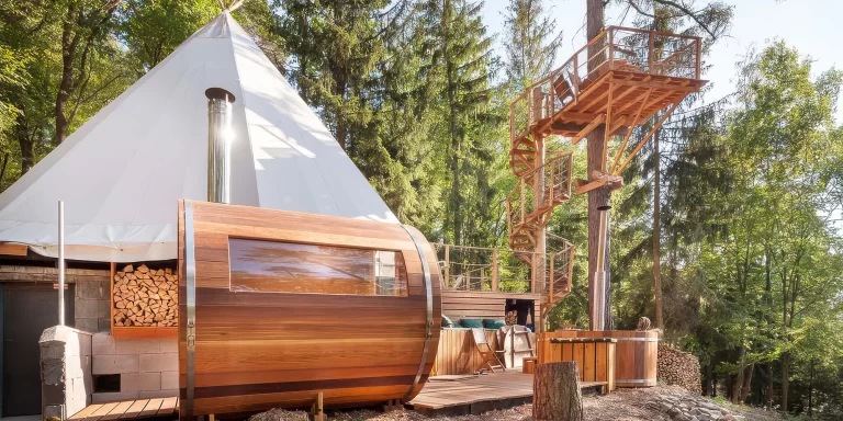 Luxusní teepee se saunou, koupacím sudem i možností snídaně