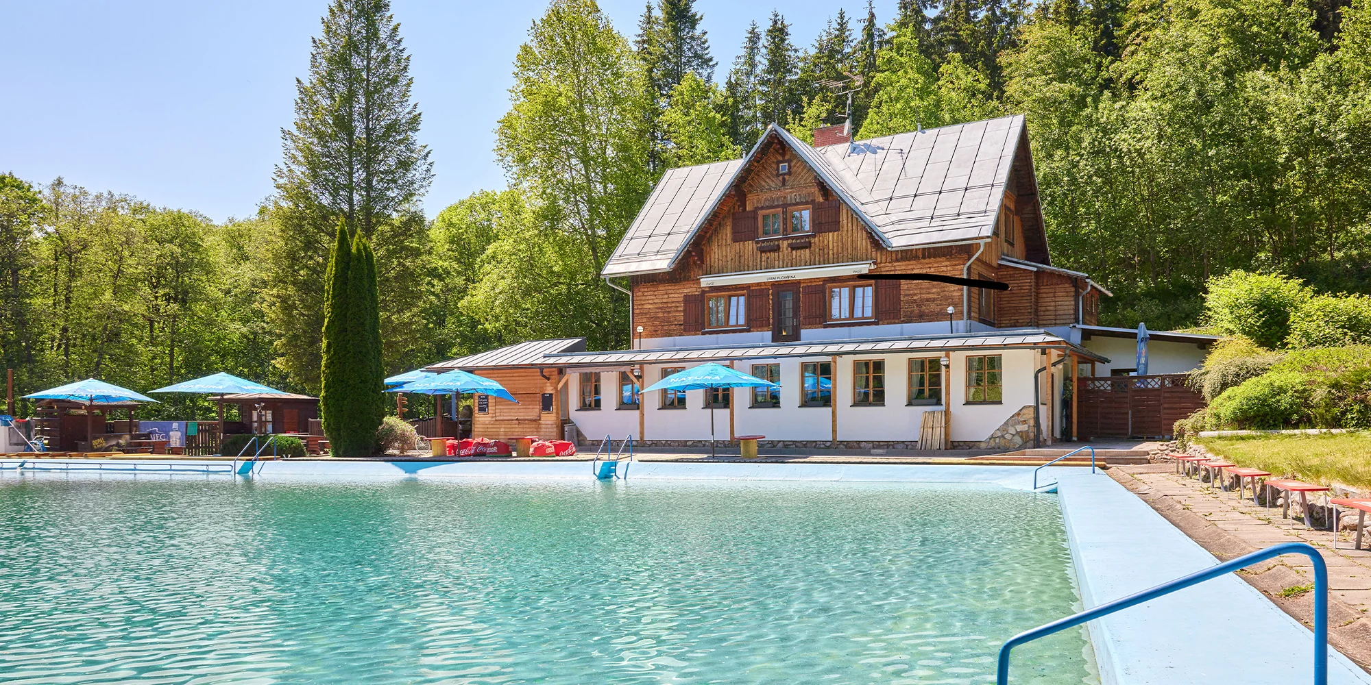 Krásný resort u lesní plovárny v Mladých Bukách