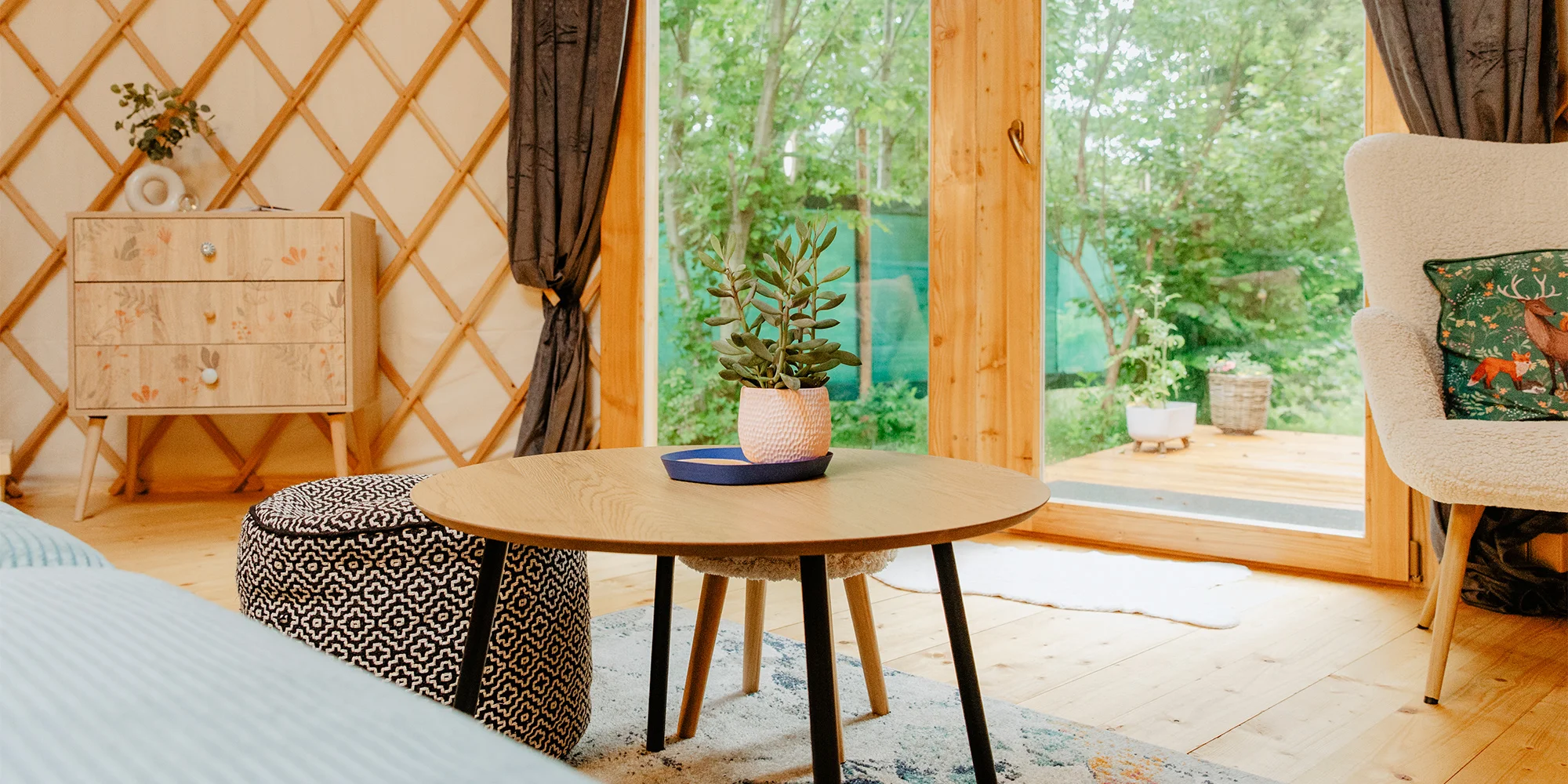 Moderní jurta v pastvinách: privátní sauna a vířivka