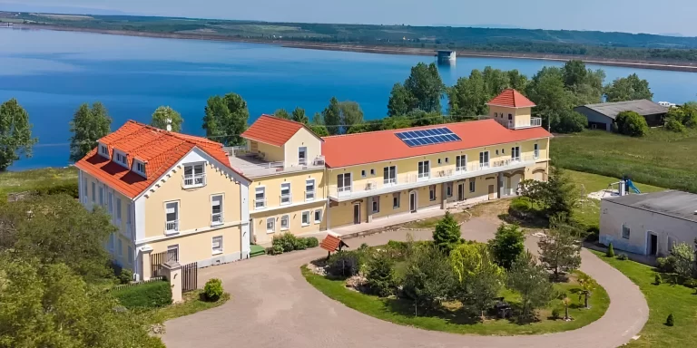 Nechranická přehrada: penzion se snídaní, degustace vín
