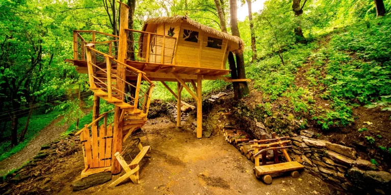 Pobyt v treehouse pod Ještědem se snídaní