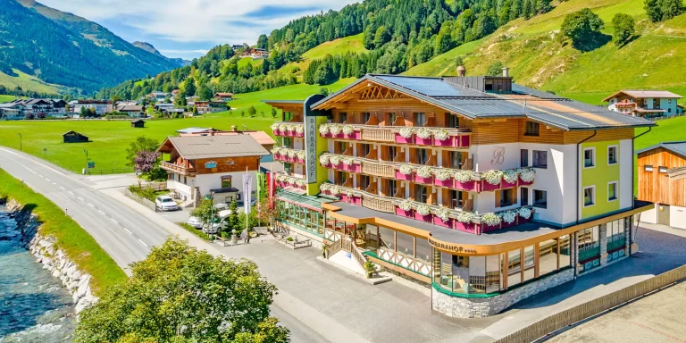 Saalbach: 4* hotel s polopenzí, sauny, turistický ráj
