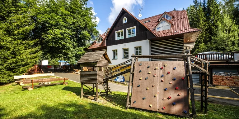 Malebná roubenka s polopenzí na okraji Harrachova
